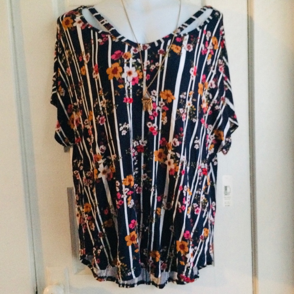 Floral cutout tunic top with necklace xxxl 3x